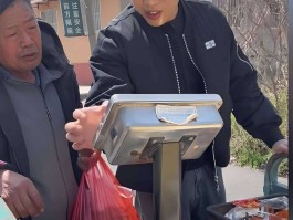 中戏科班演员退圈摆摊榨橙汁5元一杯日卖200杯被认出后说出的话让人沉默